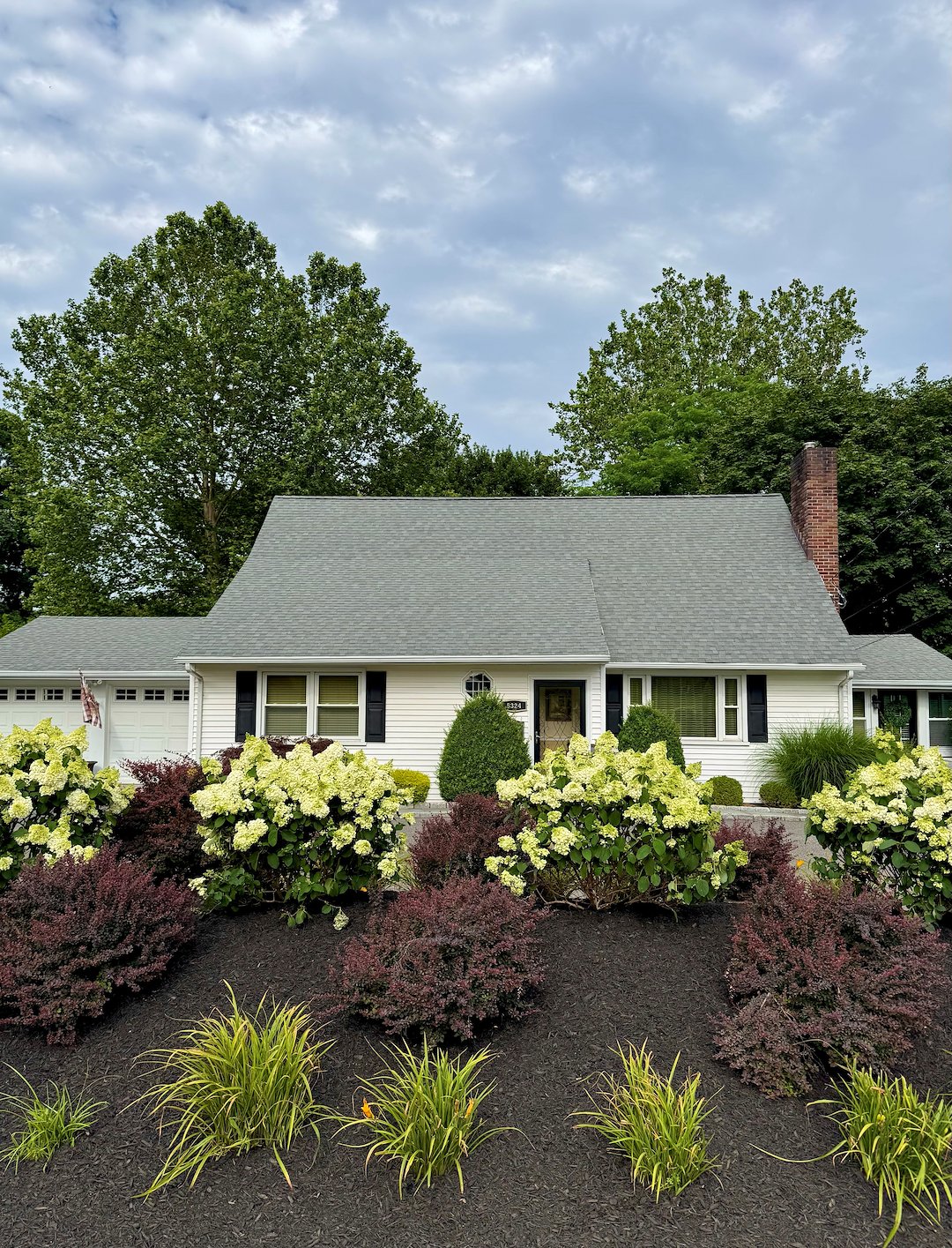 Front Yard Landscape Planting & Mulch Installation – Trumbull, CT